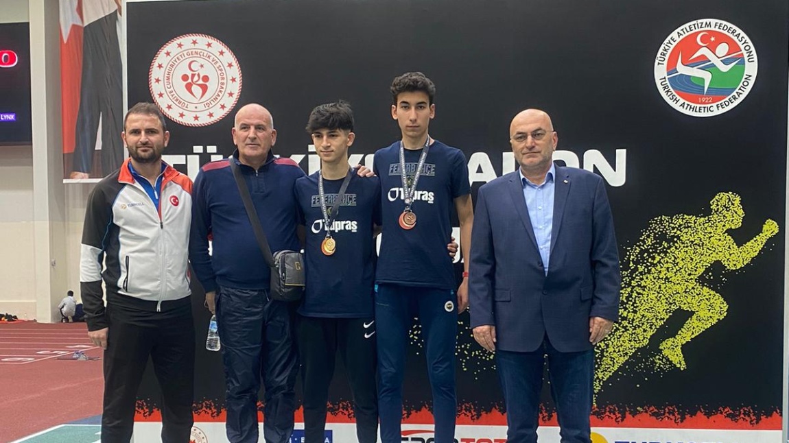 16 Yaş Altı Salon Atletizm Türkiye Şampiyonasında Yarışmalara Katılan Öğrencimiz Semih Safa ARMUTCU Türkiye 3. Olmuştur.